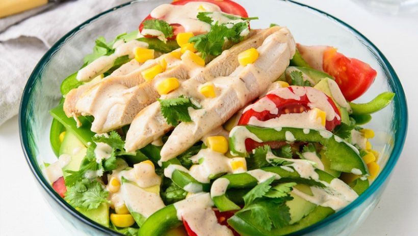 Salad ức gà rau củ xốt mè rang 